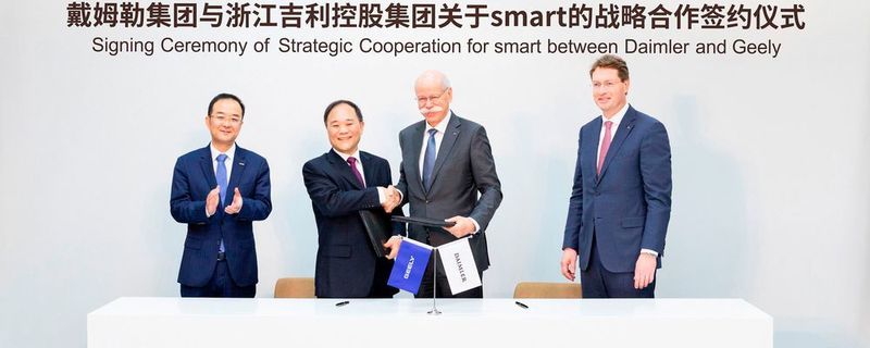 Nun offiziell: Der Smart wird künftig eine Kooperation zwischen Daimler und Geely. Am 27. März haben An Conghui, President der Geely Holding, President und CEO der Geely Auto Group, Li Shufu, Chairman der Geely Holding, Daimler-Chef Dieter Zetsche und Daimler-Entwicklungsvorstand Ola Källenius (v. li.) den Vertrag unterzeichnet.