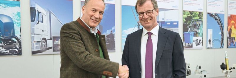 Nach Vertragsunterzeichnung ein partnerschaftliches Treffen bei Hoerbiger in Altenstadt: Karl Haeusgen, CEO Hawe Hydraulik (links) und Dr. Jürgen Zeschky, CEO der Hoerbiger Holding AG (rechts)