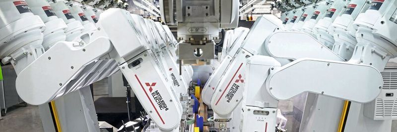 Traditionell wird bei der Ummantelung von Düspohl mit einem Rastermaß von 200 mm gearbeitet, und die leichten, kompakten Knickarmroboter von Mitsubishi Electric sind mit 2 kg Tragkraft und 170 mm Breite ideal hierfür.