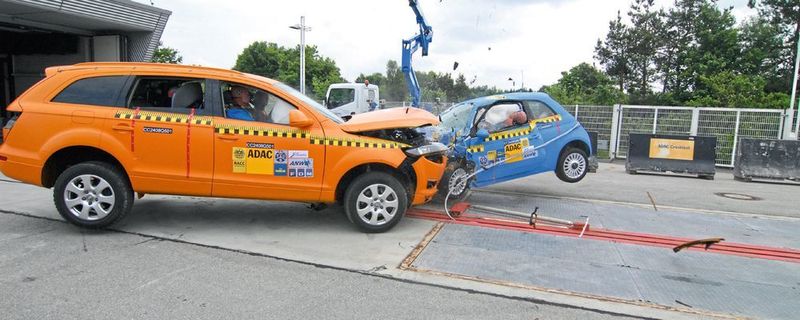 Goliath gegen David: Crashtest mit einem Audi Q7 und einem Fiat 500.
