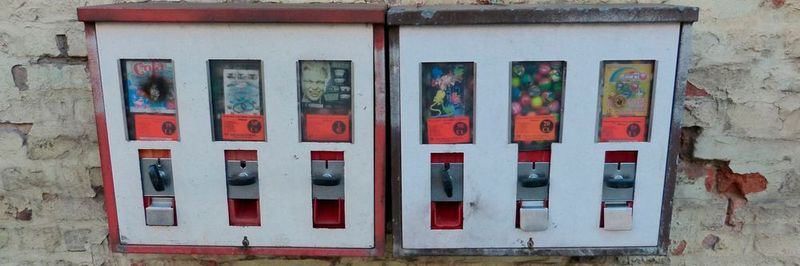 Früher zog man Kaugummis aus dem Automaten - heute Mobiltelefone.