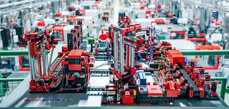 Eine Fabrik im Schreibtischformat: Fischertechnik auf der Hannover Messe.
