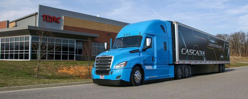Daimlers Freightliner Cascadia vor der Firmenzentrale von Torc Robotics im US-Bundesstaat Virginia.