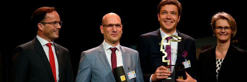 Im Bild: Dr. Jochen Köckler, Vorsitzender des Vorstandes der Deutschen Messe AG, Olav Birlem, CEO, Nano-Wired GmbH, Dr. Sebastian Quednau, CTO, Nano-Wired GmbH und Anja Karliczek, Bundesministerin für Bildung und Forschung.