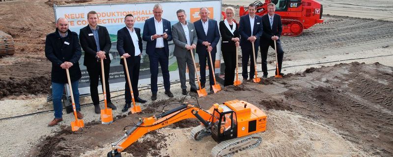 Mit dem obligatorischen Spatenstich hat TE Connectivity gemeinsam mit Vertretern aus Politik und Wirtschaft die Grundsteinlegung des neuen Produktionswerks in Wört gefeiert.