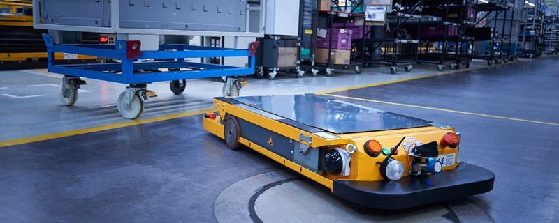 Ein „Smart Transport Roboter“ im BMW Group Werk Regensburg. Die Produktion intelligent zu gestalten, darum geht es auch bei der Zusammenarbeit mit Microsoft.