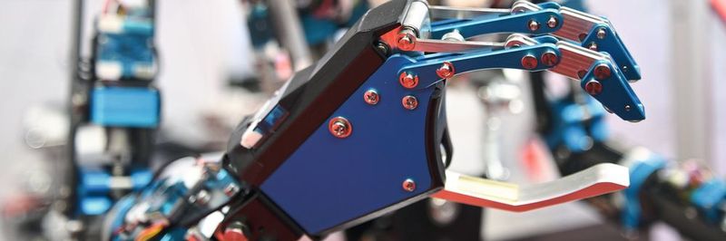 In solch einer Roboterhand kann THK zahlreiche seiner Kompetenzen vereinen, darunter Aktuatoren und Gewindetriebe. Nun erweitert das Unternehmen sein Portfolio um ein Überwachungssystem.