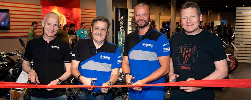 (von li.): Pascal Lütolf (CEO Hostettler Group), Peter Hostettler (Mitinhaber Hostettler Group), Francesco Marinelli (Geschäftsführer Hostettler Retail AG) und Vincent Mentha (Managing Director Yamaha Motor Schweiz) eröffnen zusammen die neu umgebaute Filiale der Hostettler Retail AG am Hauptsitz der Hostettler Group in Sursee.