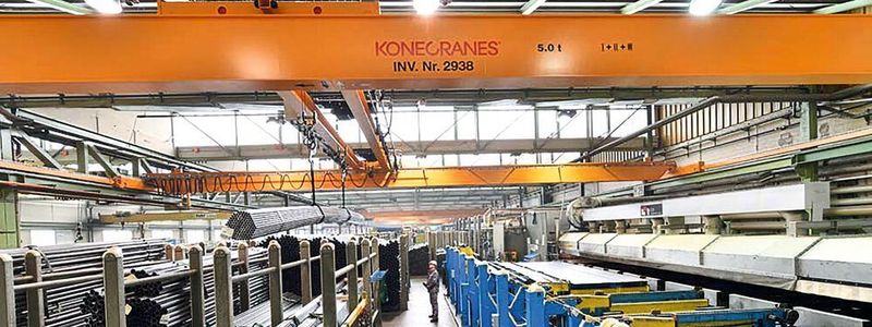 In vier Richtungen sicher heben: Die drei Zweiträger-Brückenkrane von Konecranes heben in beengten Verhältnissen bis zu 13 Meter lange und bis zu 5 Tonnen schwere Bündel von Präzisionsstahlrohren sicher vom Lager bis ins Tauchbad.