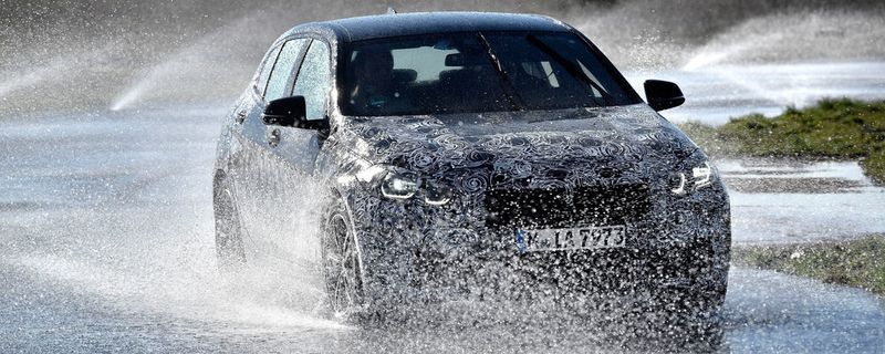Kein Leistungsuntersteuern mehr: BMW will mit seinem ARB (aktornahe Radschlupfbegrenzung) genannten Fahrdynamiksystem die Agilität des neuen 1er mit Frontantrieb auf das Niveau eines Hecktrieblers bringen.