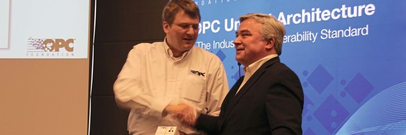 Stefan Hoppe begrüßt Peter Lutz als Field Communication Expert der OPC Foundation.