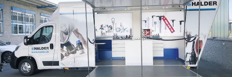 Ein mobiler Messestand direkt vor Ort: Der Showroom von Halder zeigt sein Angebot.