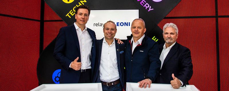 Leoni und Relayr arbeiten künftig eng zusammen: (v. li.) Torsten Schierholz (Chief Solutions Officer Leoni), Josef Brunner, (Chief Executive Officer Relayr), Peter Gerstenberger (VP Business Segment Factory Automation Leoni) und Greg Barats (President and Chief Executive Officer HSB Group Inc.) auf der Hannover Messe.