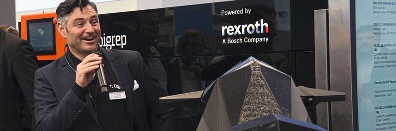 Michael Back, Managin Director bei Bigrep, hat auf dem Stand von Bosch Rexroth die Zusammenarbeit der beiden Unternehmen in Sachen Additiver Fertigung vorgestellt.