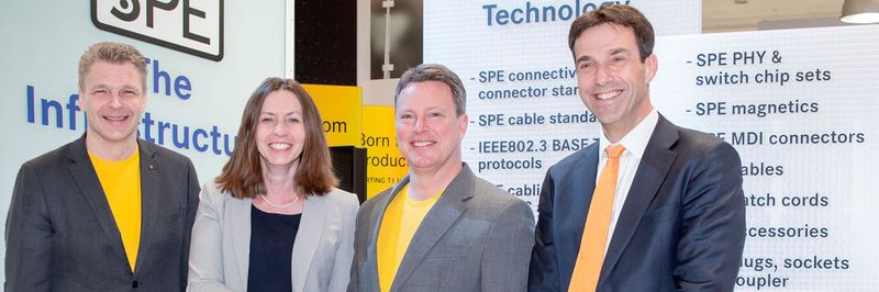 Haben eine Partnerschaft zu Single Pair Ethernet geschlossen (v.l.): Frank Welzel (Director Global Product Management, Harting Electronics), Monika Kuklok (Director Communication & Power, TE Connectivity), Ralf Klein (Geschäftsführer Harting Electronics) und Eric Leijtens (Global Product Manager Industrial Communication, TE Connectivity).