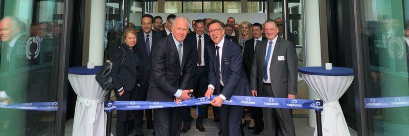 Mike Norris (vorne links), CEO von Computacenter, eröffnete gemeinsam mit Deutschlandchef Reiner Louis das neue Gebäude in Kerpen.