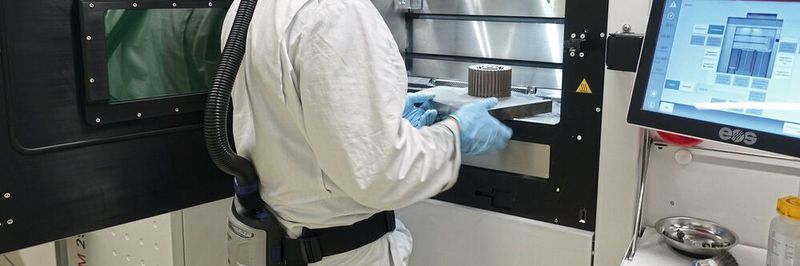 Das additiv gefertigtes Zahnrad wurde auf einer Standard-SLM-Anlage mit amorphen Metallen aus dem Hause Heraeus gedruckt.