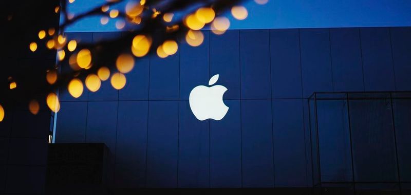 Früher als geplant schließt Dialog Semiconductor seine Transaktion mit Apple über eine strategische Partnerschaft und Technologie-Lizenzvereinbarung ab. Apple übernimmt für 600 Millionen US-$ mehrere Standorte, diverse Powermanagement-Lizenzen sowie 300 Angestellte des deutsch-britischen Halbleiterherstellers.
