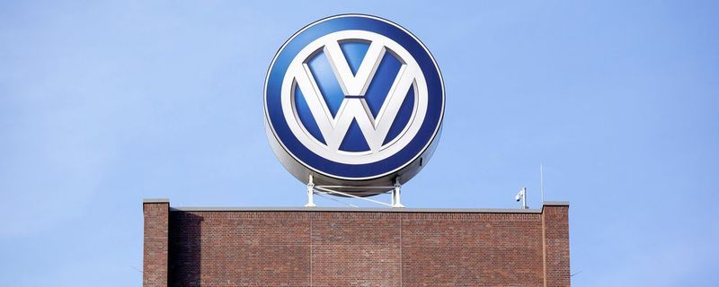 VW-Logo auf dem Dach des Verwaltungsgebäudes in Wolfsburg.