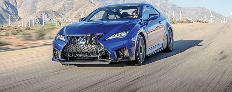 Toyotas Edelmarke Lexus hat ihren Supersportwagen RC F unterm Blech verfeinert, abgespeckt und optisch dezent modernisiert.
