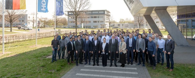 Belegschaft von Horiba Fuelcon am Standort in Barleben.