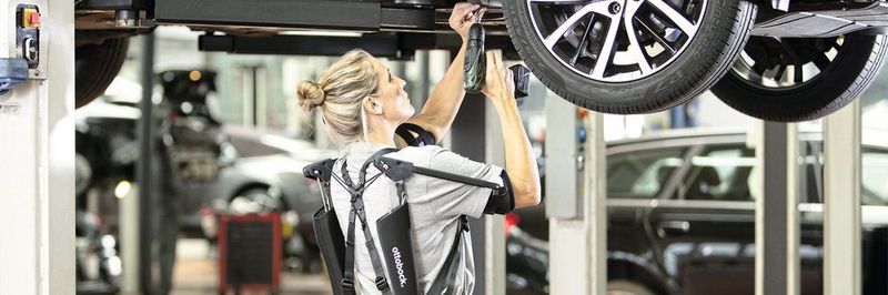 Das Exoskelett Paexo unterstützt Mitarbeiter in der Produktion oder im Handwerk bei anstrengenden Tätigkeiten, besonders bei der Überkopfarbeit.