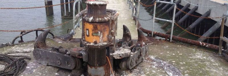 Dieser Fußschalter für die Betätigung einer Winde auf dem Festmacherhaken ist kontinuierlich Salzwasser, Fouling und Möwenkot ausgesetzt – und funktioniert einwandfrei.