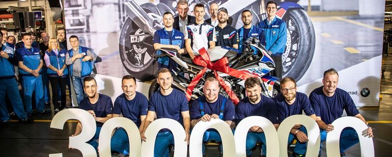 Das offizielle Gruppenbild zum 50-jährigen BMW-Werksjubiläum in Berlin. Gefeiert wurde das dreimillionste Motorrad made in Berlin.