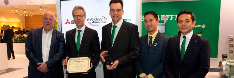Besiegelten die globale strategische Partnerschaft: Hartmut Pütz, Leiter Factory Automation der European Business Group von Mitsubishi Electric, Dr. Stefan Spindler, Vorstand Industrie der Schaeffler AG, Rauli Hantikainen, Leiter Industrie 4.0 bei Schaeffler, Hajime Sugiyama, Industrial IoT-Botschafter der Factory Automation Systems Group von Mitsubishi Electric und Kazuaki Nakamura, Vertriebsingenieur bei Schaeffler (v.l.n.r.).