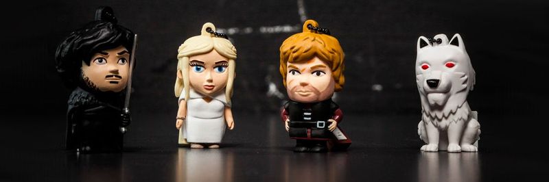 Jon Schnee, Daenerys Targaryen, Tyrion Lannister und Geist als USB-Sticks.