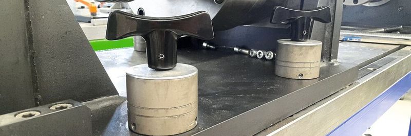 Die Kraftspannmutter MCA-T kann einfach per Hand zur Arretierung eines Prüfstand-Schiebetisches bedient werden. Die benötigte Spannkraft wird über das integrierte Planetengetriebe erzeugt.