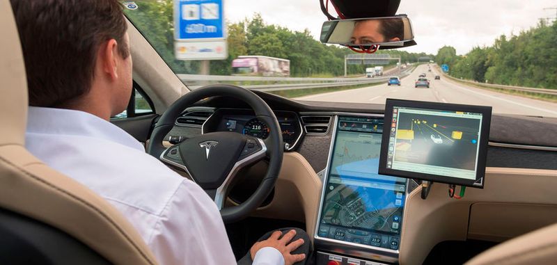 Damit ein Algorithmus für autonomes Fahren trainieren kann, müssen eine Unmenge an Bild- und Videodaten ausgewertet werden. Hier hilft eine Künstliche Intelligenz, um Objekte zu kennzeichnen.
