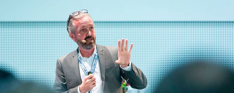 Fabian Fischer von der Volkswagen-Konzernforschung, referierte auf dem Leichtbau-Gipfel zum lokalen Applizieren von Faserverbundstrukturen.