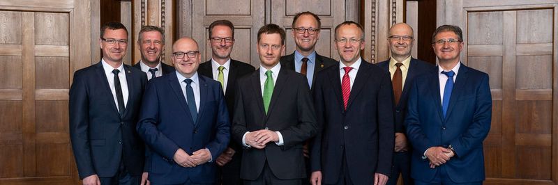 v.l.: Ralf Rother, Verbandsvorsitzender KISA, Andre Jacob, GF Sächs. Landkreistag, Sven Schulze, BM Chemnitz, Mischa Woitscheck, GF SSG, Ministerpräsident Kretschmer, Ulrich Hörning, BM Leipzig, Dr. Peter Lames, BM Dresden, Thomas Weber, Direktor SAKD, Thomas Popp, Amtschef/CIO, vor dem Spitzengespräch 'Digitale Verwaltung Sachsen'