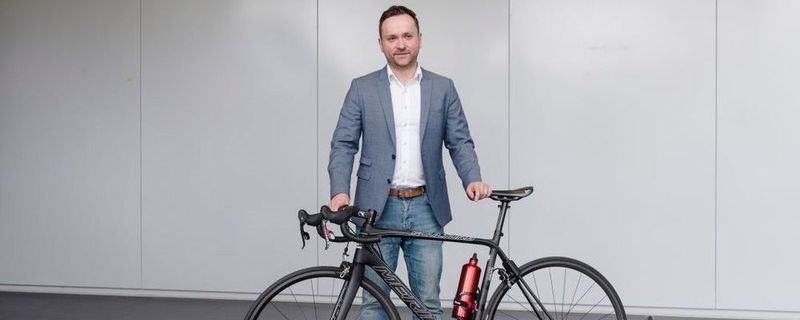 Mit Unterstützung von Kollegen hat Dr. Dennis Freiburg ein extrem leichtes E-Bike entwickelt.
