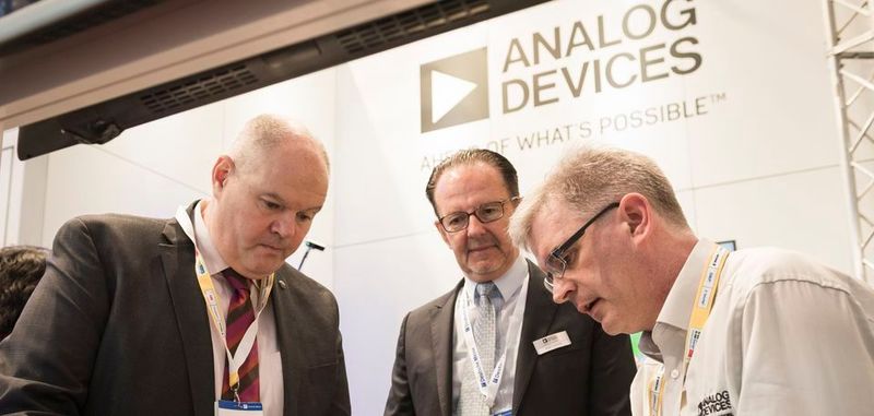 Patrick Wilson (Direktor des US-Büros für Geschäftsbeziehungen, links) und Josef Lechner (Senior Sales Direktor EMEA bei Analog Devices, Mitte) lassen sich ein integriertes System des Elektronikunternehmens demonstrieren. In einem Round-Table-Gespräch setzte sich Lechner für einen Abbau bestehender Handelsregularien zwischen der EU und den USA ein.