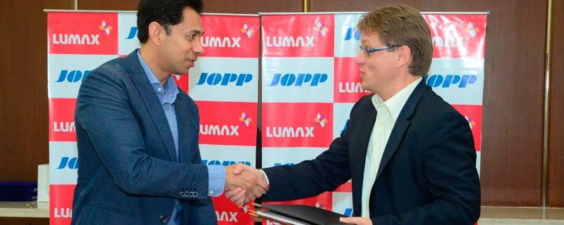 Anmol Jain, Managing Director, Lumax Auto Technologies; und Martin Büchs (r.), Geschäftsführer bei Jopp Automotive, nach der Vertragsunterzeichnung.