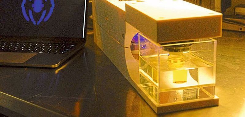 Der Replikator durchstrahlt ein rotierendes, mit lichtempfindlicher Flüssigkeit gefülltes Probengefäß mit wechselnde Lichtmustern. Durch eine Überlagerung der Lichtmuster entsteht eine dreidimensionale Energiedosis, die ausreicht, um das Material in der gewünschten Geometrie zu verfestigen. Ein Computeralgorithmus berechnet im Vorfeld die genauen Lichtmuster die benötigt werden, um ein bestimmtes Objekt zu formen.