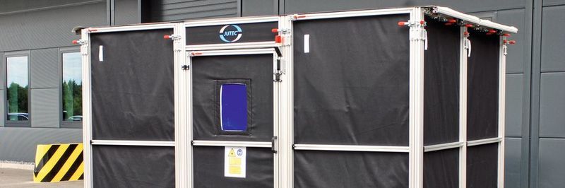 Im Bild ist eine aktive, mobile Laserschutzkabine zum robotergeführten Pulverauftragschweißen zu sehen.