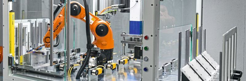 Dass auch kleinere Unternehmen vielfältige Potenziale für den Einsatz von Robotern bieten, zeigt das Beispiel einer standardisierten, kompakten Roboterzelle, die Jascha Roh-mann und sein Team entwickelt haben. Die Zelle ist darauf ausgelegt, den Biegevorgang von Blechteilen zu automatisieren.
