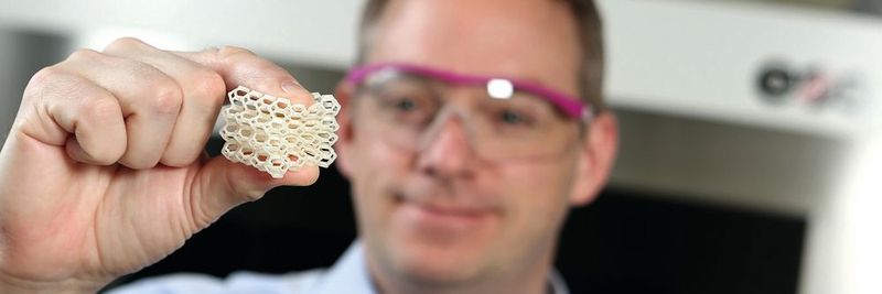 Evonik hat als weltweit erstes Unternehmen ein flexibles Kunststoffmaterial auf Basis von PEBA (Polyetherblockamid) für den 3D-Druck entwickelt. Das neue Hochleistungspulver überzeugt durch hohe Elastizität und Festigkeit und kann in unterschiedlichen pulverbasierten 3D-Druck-Verfahren eingesetzt werden.