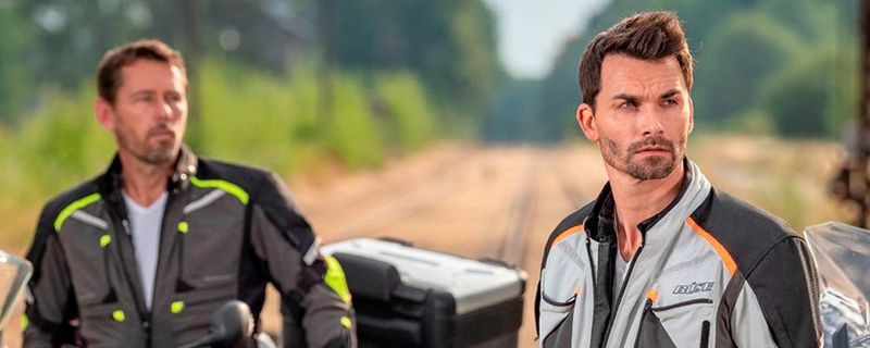 Der neue Tourenanzug von Büse soll Leichtigkeit, Sicherheit und Wetterschutz vereinen.