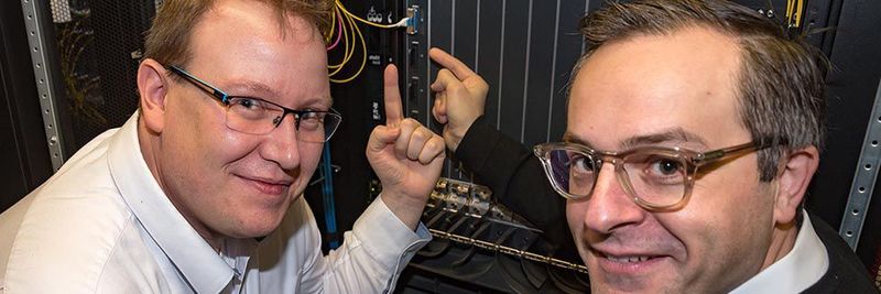 Eric Dorr (links), Head of Infrastructure, und Dr. Thomas King, Chief Technology Officer, bei der Inbetriebnahme der ersten 400GbE Nokia Linecards am DE-CIX in Frankfurt/Main.