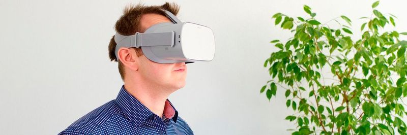 VR bietet die Möglichkeit, in einem virtuellen Raum präsent zu sein, der durch die Wiedergabe von natürlichem oder synthetischem Bild und Ton entsteht.