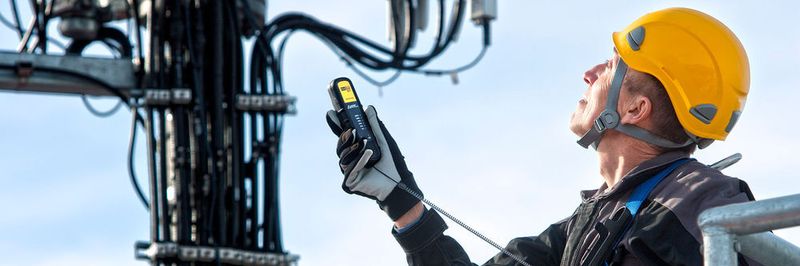 Der Strahlungsmonitor RadMan 2 warnt den Träger eindringlich, rechtzeitig und verlässlich vor elektromagnetischen Feldern in unzulässiger Stärke.
