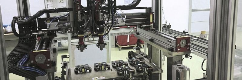Mit dem Mixmaster verschließt Illumina zwei Probenbehälter gleichzeitig. Das System kann mit verschiedenen Greifwerkzeugen bis zu 16 unterschiedliche Deckelvarianten handhaben. Der mannlose Werkzeugtausch dauert nur 90 Sekunden.