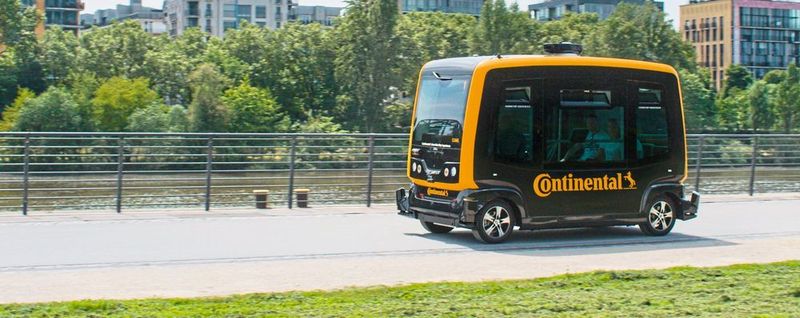 Das Konzept der automatisierten Shuttles ist spiegelsymmetrisch. Wo vorne und wo hinten ist, ergibt sich erst durch die Fahrtrichtung.