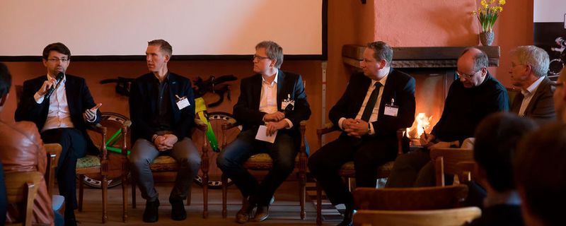 »Automobil Industrie« Publisher und Chefredakteur, Claus-Peter Köth, analysierte im Rahmen eines Kamingesprächs gemeinsam mit den Teilnehmern des Symposiums „Step-Change im Leichtbau“ die unterschiedlichen Leichtbau-Hypothesen der Referenten.