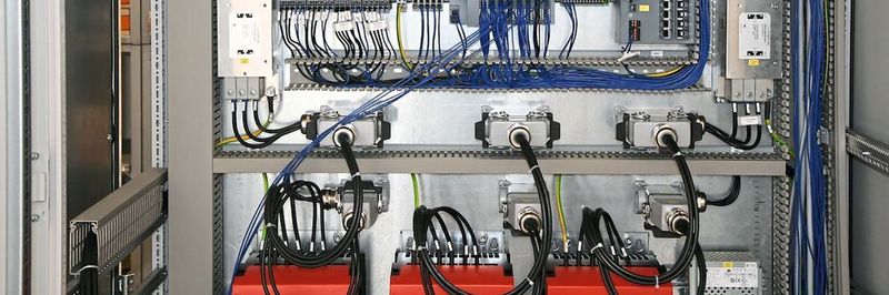 Kennzeichnungsvielfalt im Schaltschrank: Schon der erste Blick in einen Schaltschrank im Anlagenbau zeigt das hohe Kennzeichnungsaufkommen.