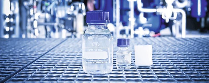 Mit Ökostrom hergestellter E-Diesel aus Luft und Wasser.